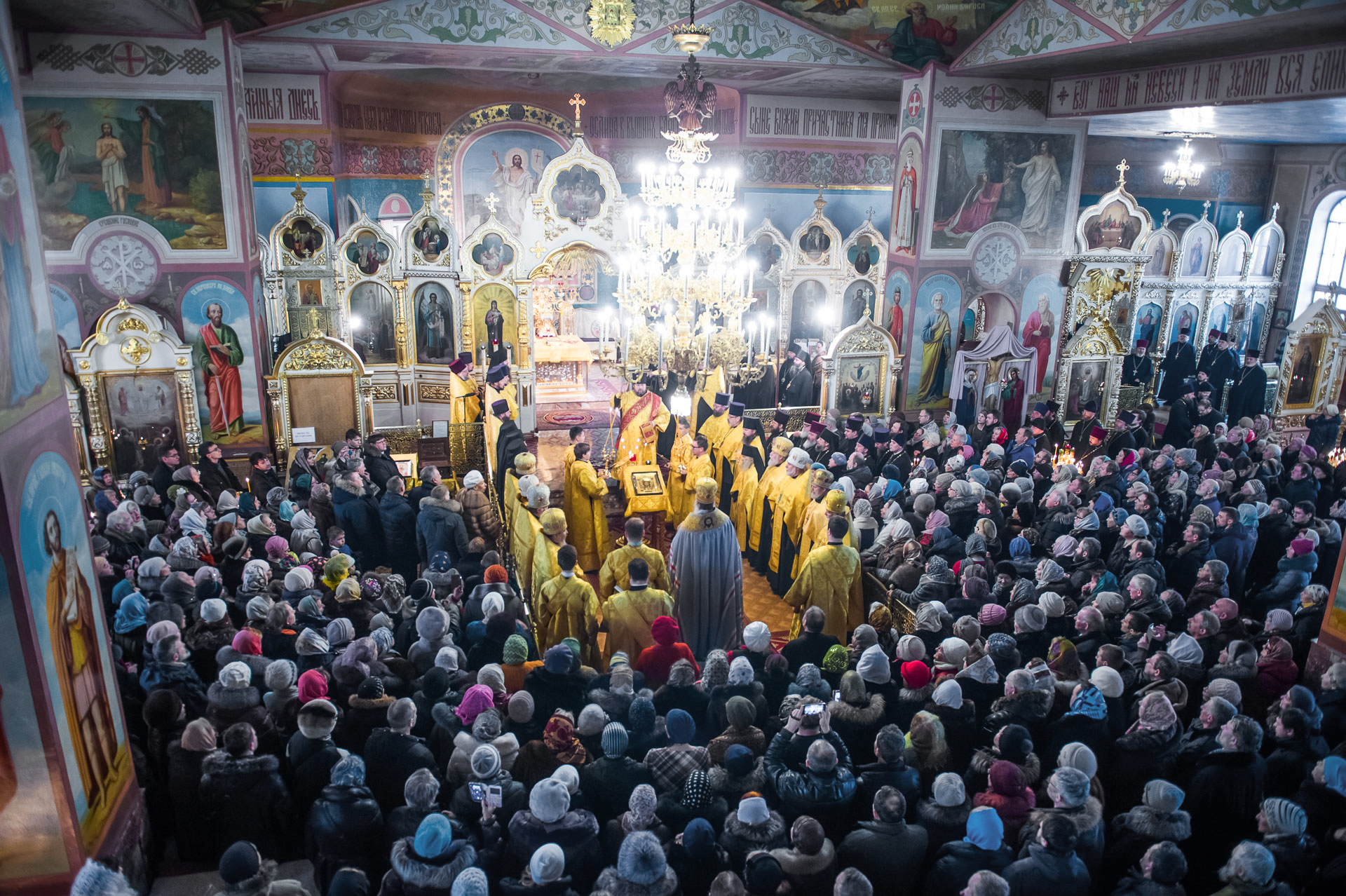 Митрополит Тихон совершил молебен в главном храме Новосибирска