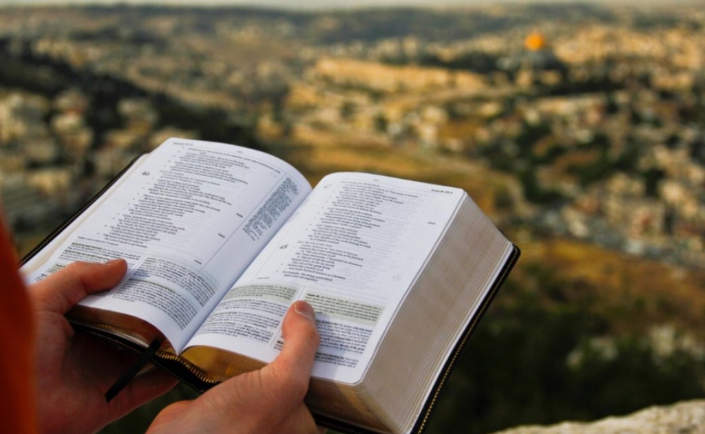 personal-bible-being-read-in-jerusalem-1068x712.jpg