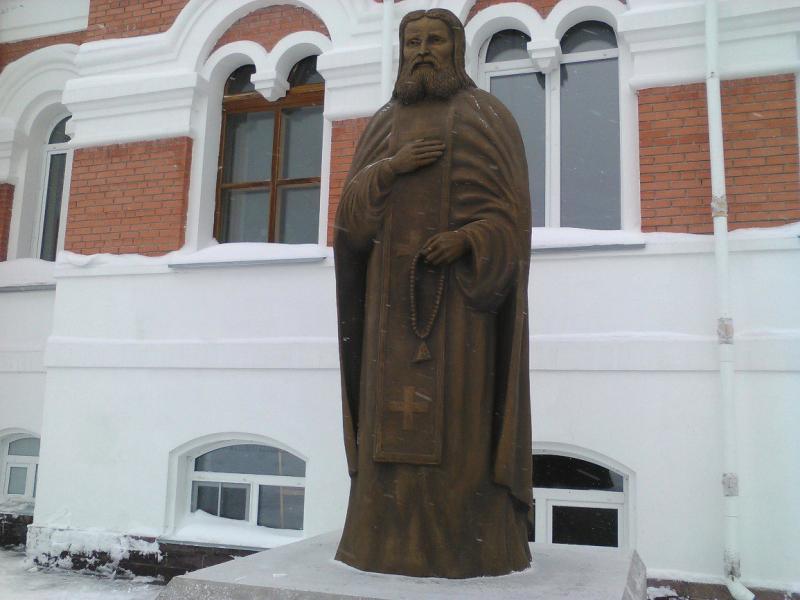 У здания Бердской Православной гимназии установили памятник святому Серафиму Саровскому