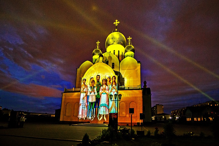 На фасаде Троице-Владимирского собора было представлено свето-музыкальное действо «Царь»