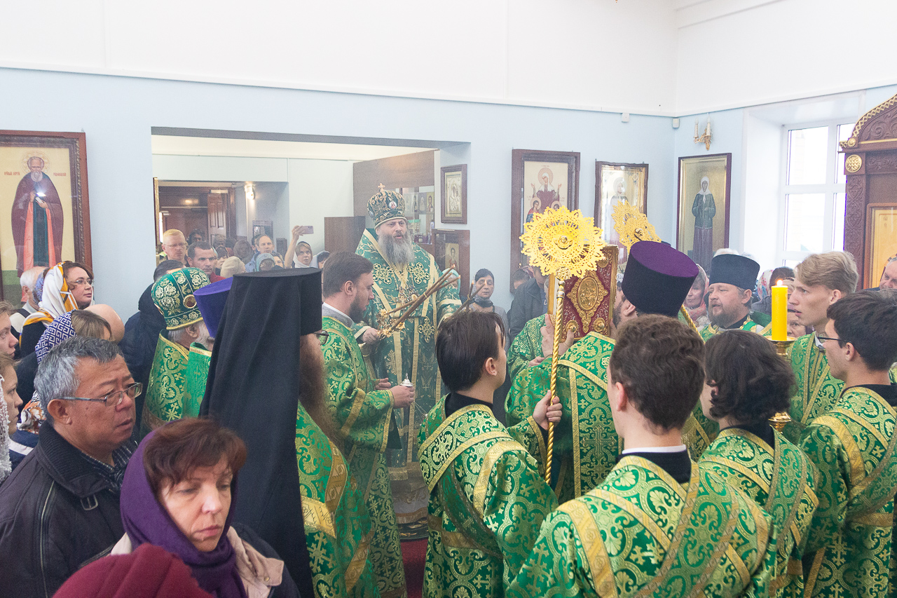 В день престольного праздника Божественную литургию в храме возглавил митрополит Никодим