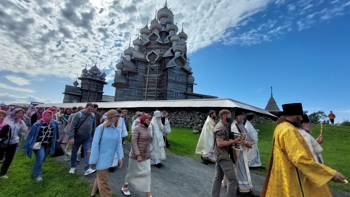 19 августа, в день праздника, глава Карельской митрополии освятил Преображенскую церковь Кижского погоста 