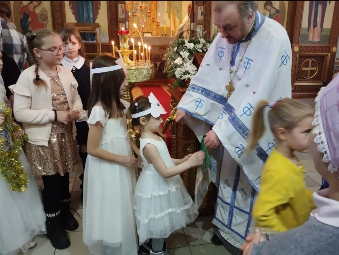 Воспитанники воскресной школы поздравили прихожан храма с Рождеством Христовым 