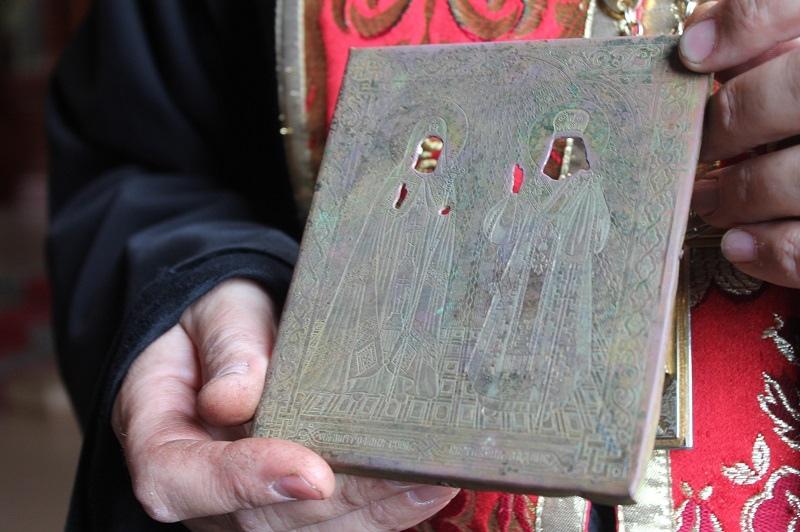 Иконописец из Бердска на восстанавливает икону, поднятую со дна Обского моря