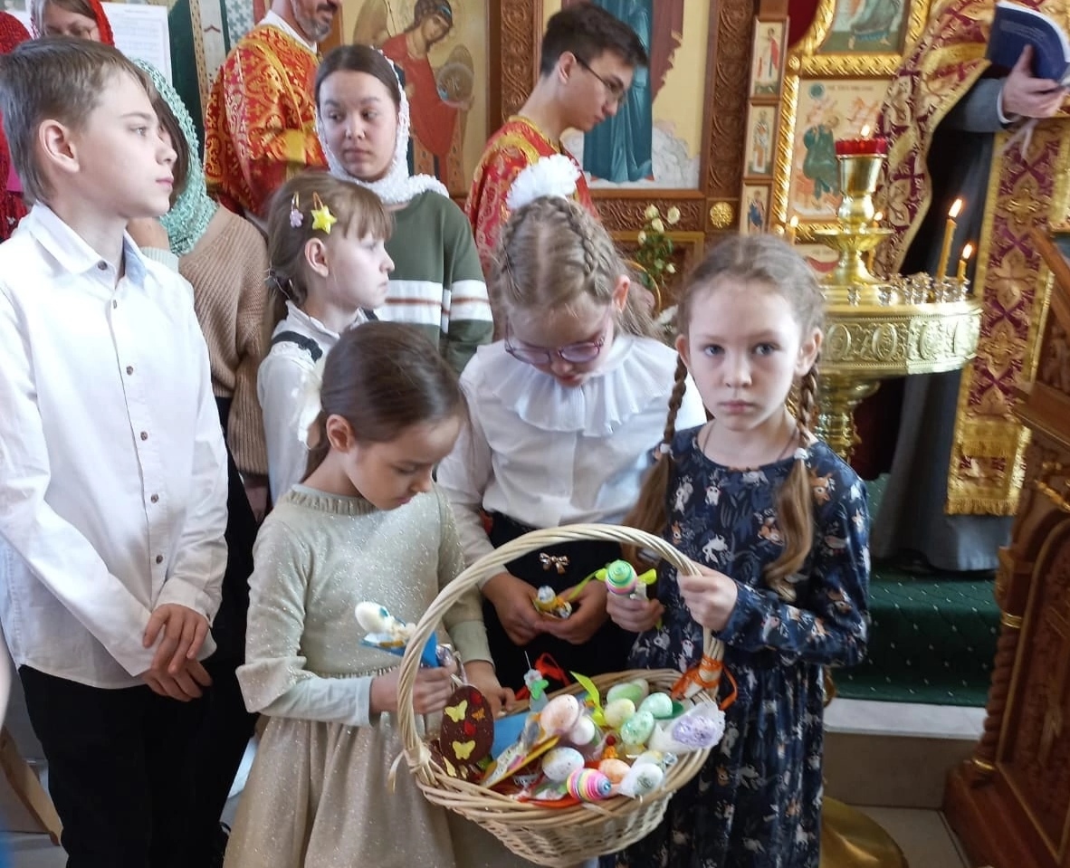 Учащиеся воскресной школы поздравили прихожан с праздником Пасхи Христовой