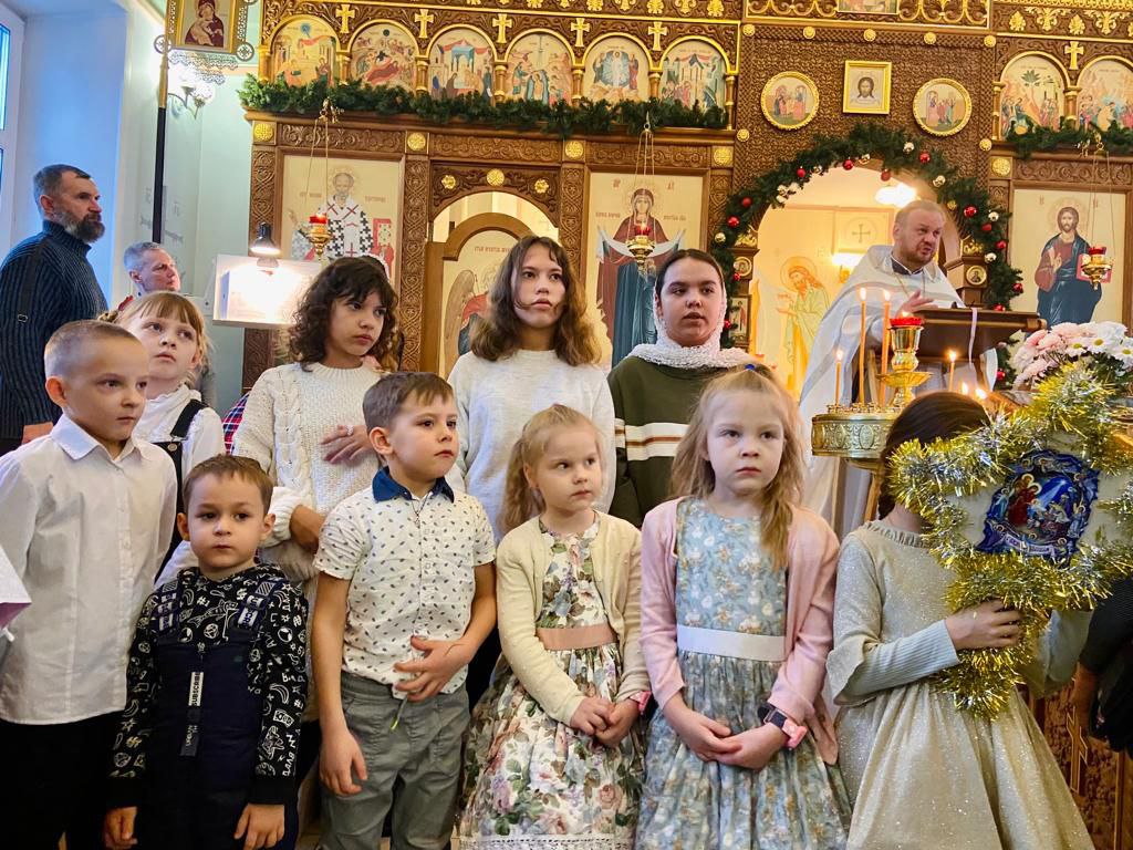 Учащиеся воскресной школы храма во имя святого благоверного Олега Брянского поздравили прихожан с Рождеством Христовым
