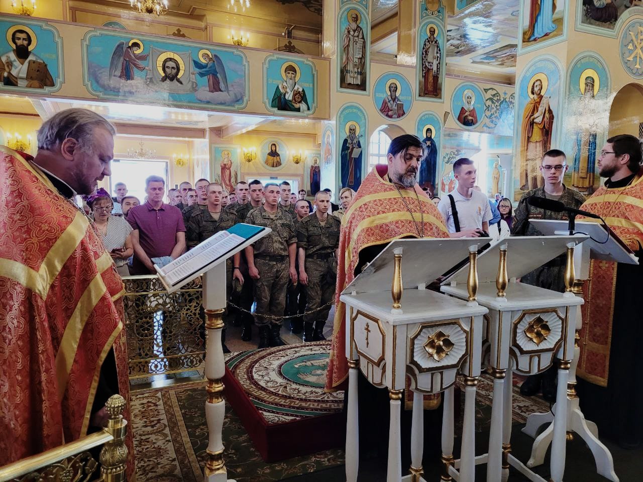 Духовенство и прихожане храма помолились у мощей святого великомученика Георгия Победоносца 
