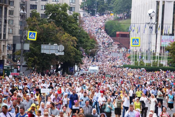 350 тысяч верующих прошли крестным ходом по улицам Киева