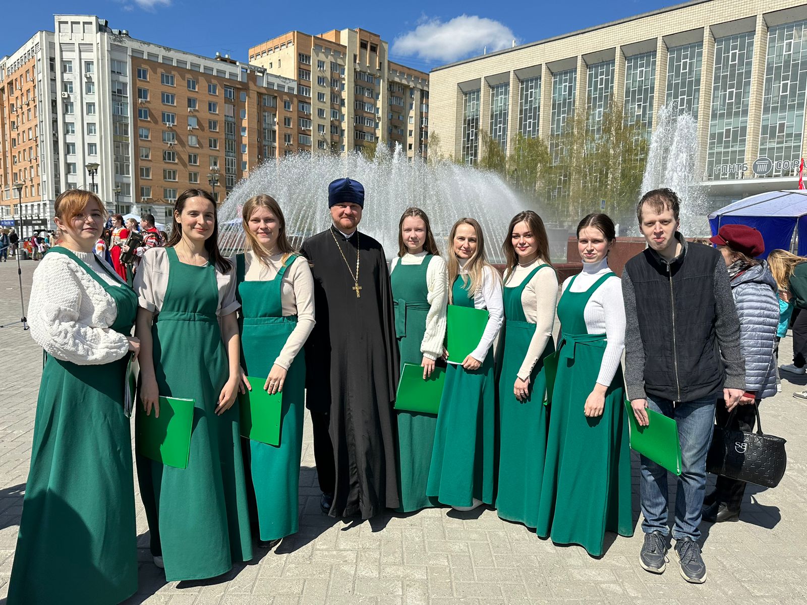 Духовенство и прихожане храма приняли участие в фестивале "Пасхальная палитра" 